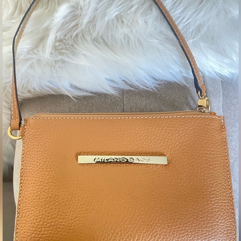 Brown wristlet w/strap and zipper. Perfect on the go bag for the essentials.